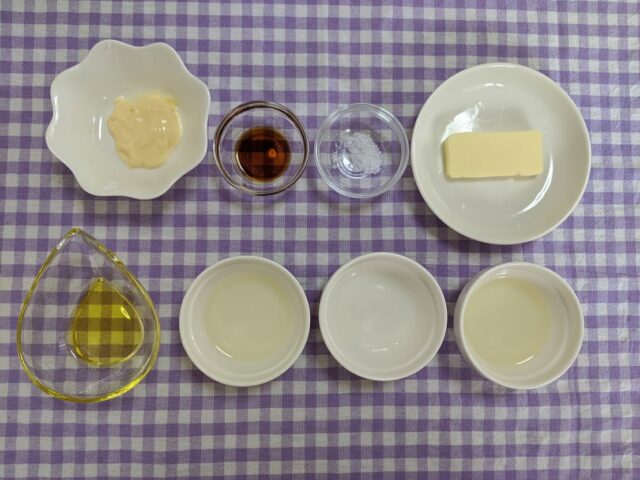 にんじんとねぎ卵とブロッコリーツナのサンドイッチに使う調味料をお皿に入れテーブルに置いている写真