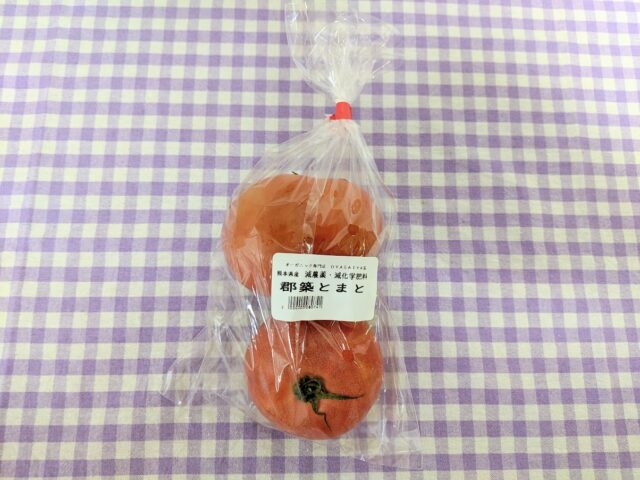 オーガニック専門店OYASAIYA菜のトマトをテーブルの上に置いている写真