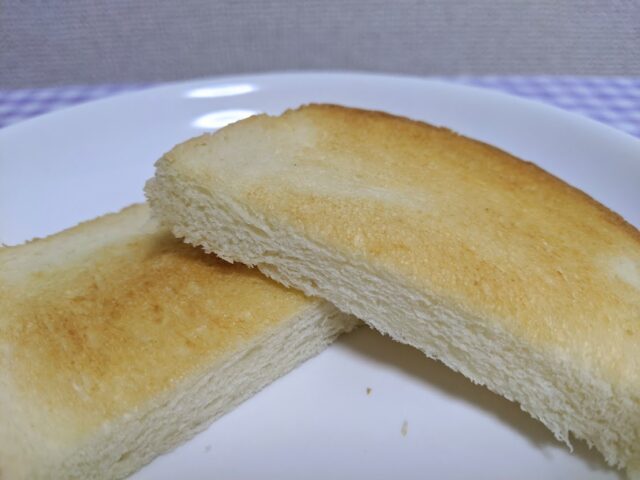 パン屋BakeryNasanの食パンをトーストして半分に切りお皿に入れテーブルに置いている写真