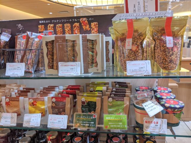 DOCOREのお店に並んでいる福岡県産ののフルーツポンバー、グラノーラ、ナッツ、クルミ、カシューナッツの写真