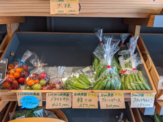 お米や糸島の野菜を販売している桶や商店の店内に並んでいるプチトマトとグリンピースの写真