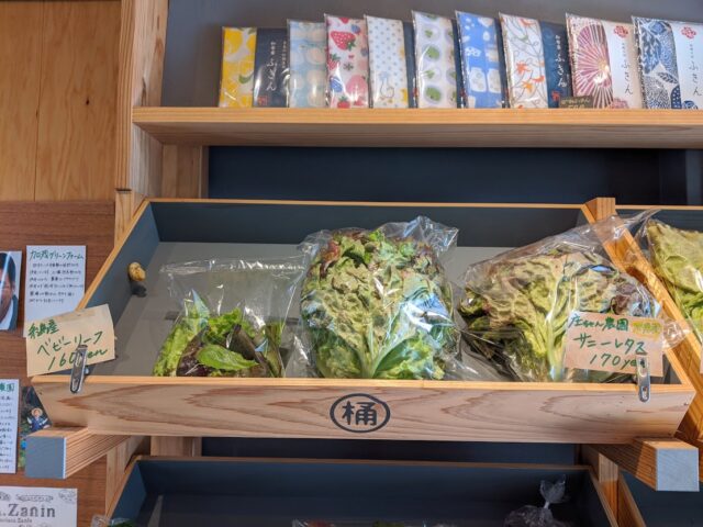 お米と糸島の野菜を販売されている桶や商店の店内にレタスが置いてある写真
