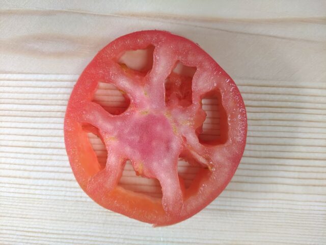 トマトの種を取ったものを板に置いている写真