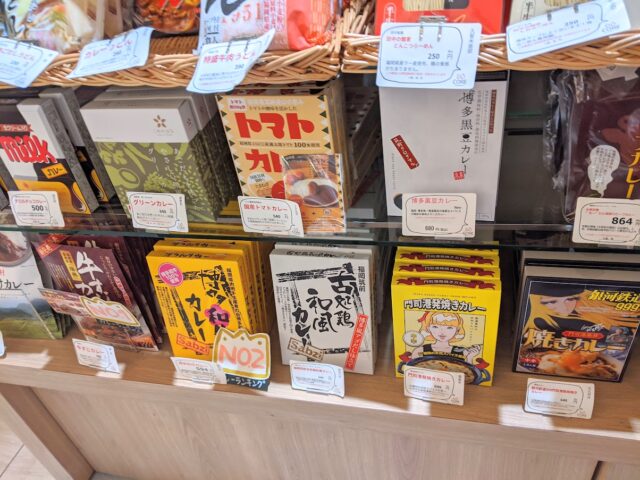 DOCOREのお店に並んでいる福岡県産のレトルトカレーの写真