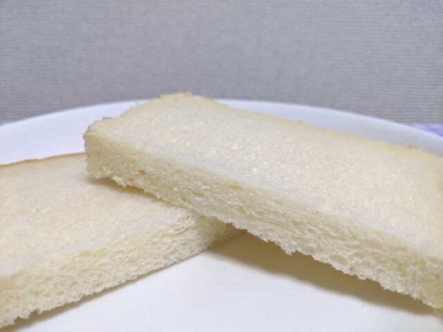 パン屋ベーカリーナサンの食パンを半分に切ってお皿に入れテーブルに置いている写真
