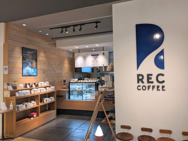 コーヒー専門店「REC COFFEE博多マルイ店」の外観の写真