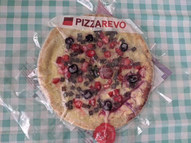 ピザ屋ピザレボのWチョコベリー冷凍ピザをテーブルに置いている写真