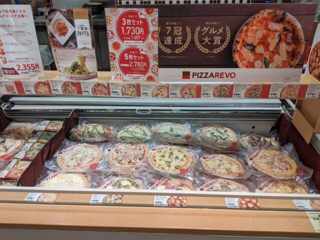 ピザ屋「ピザレボ博多阪急店」に並んでいる種類豊富なピザの写真
