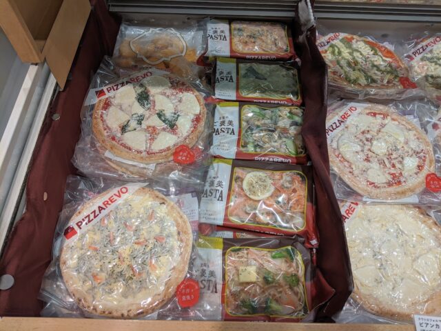 ピザ屋「ピザレボ博多阪急店」に並んでいる冷凍ピザ「ご褒美ピザ」の写真