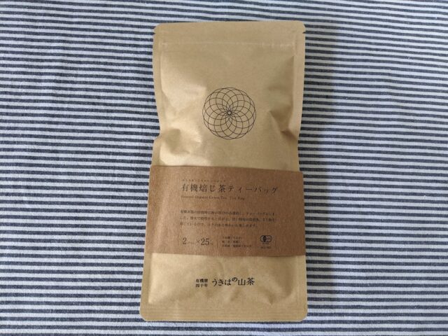 福岡県うきは市の㈱新川製茶「有機焙じ茶テーバッグ」一袋をテーブルに置いている写真