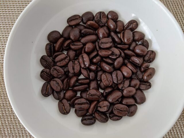 コーヒー専門店「REC COFFEE」のコーヒー豆のキッサブレンドをお皿に入れた写真