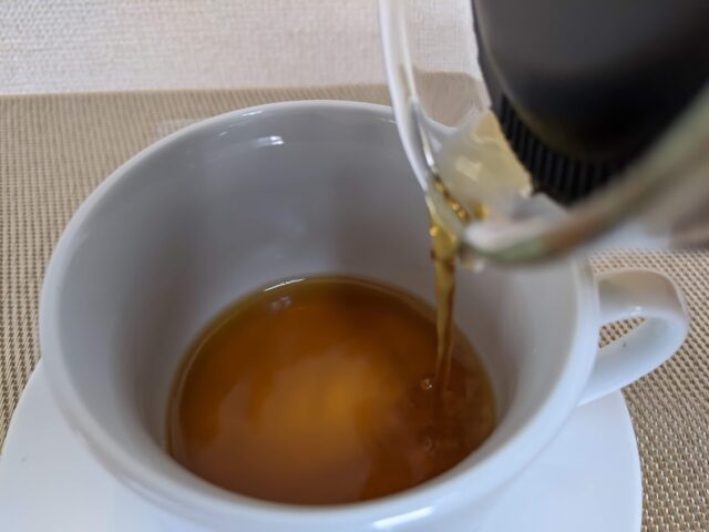 コーヒー豆のキアニャンギをドリップしたものをコーヒーカップに2/5注いでいる写真