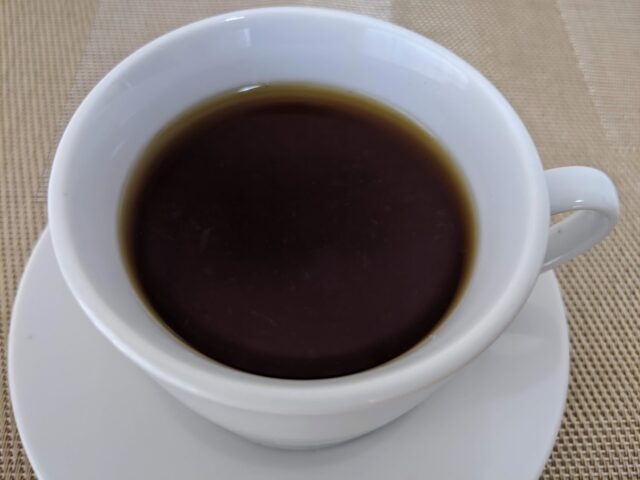 コーヒー豆のキアニャンギをドリップしたものをコーヒーカップに注ぎ終えた写真
