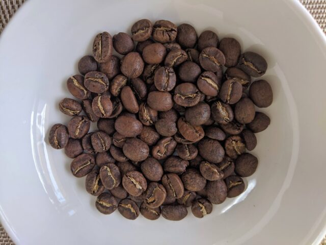 コーヒー専門店「REC COFFEE」のコーヒー豆のキアニャンギをお皿に入れた写真