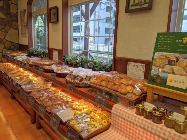 パン屋グラティエ博多駅南店の店内入って右側に並んでいるパンの写真