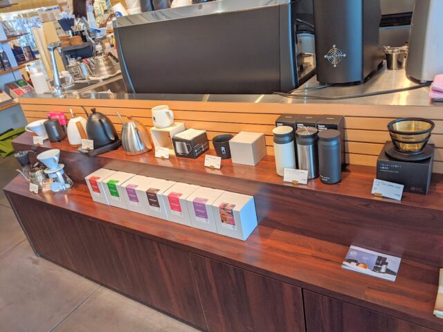 コーヒー専門店「REC COFFEE博多マルイ店」の店内で販売されているコーヒー器具の写真