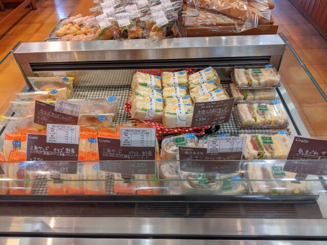 パン屋グラティエ博多駅南店の店内に並んでいるサンドイッチの写真