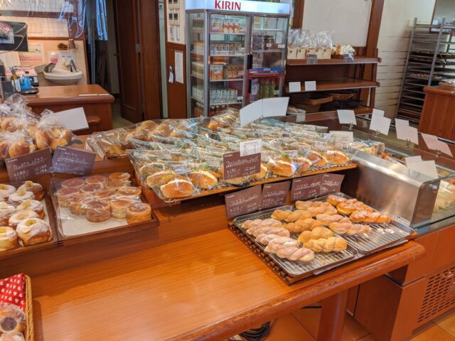 パン屋グラティエ博多駅南店の店内入って右側の中央テーブルに並んでいるパンの写真