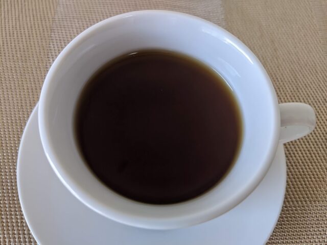 コーヒー豆の博多ブレンドをドリップしたものをコーヒーカップに注ぎ終えた写真