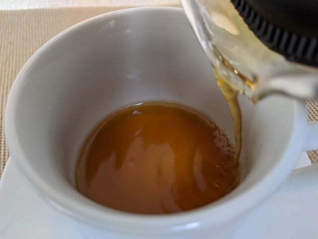 コーヒー豆の博多ブレンドをドリップしたものをコーヒーカップに2/5注いでいる写真