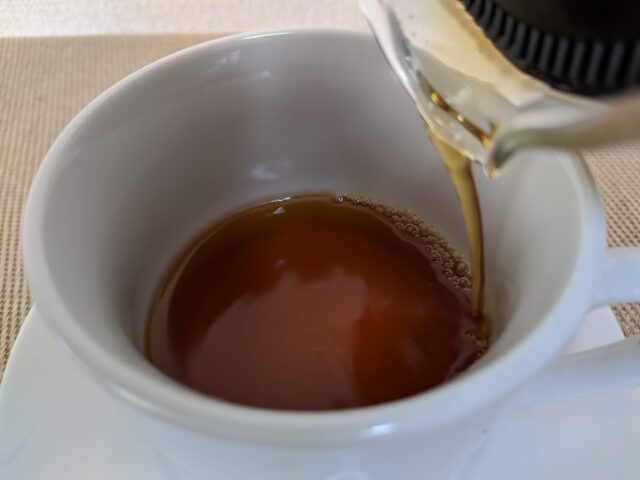 コーヒー豆の博多ブレンドをドリップしたものをコーヒーカップに3/5注いでいる写真