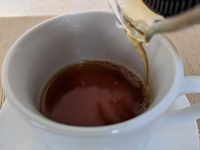 コーヒー豆の博多ブレンドをドリップしたものをコーヒーカップに4/5注いでいる写真