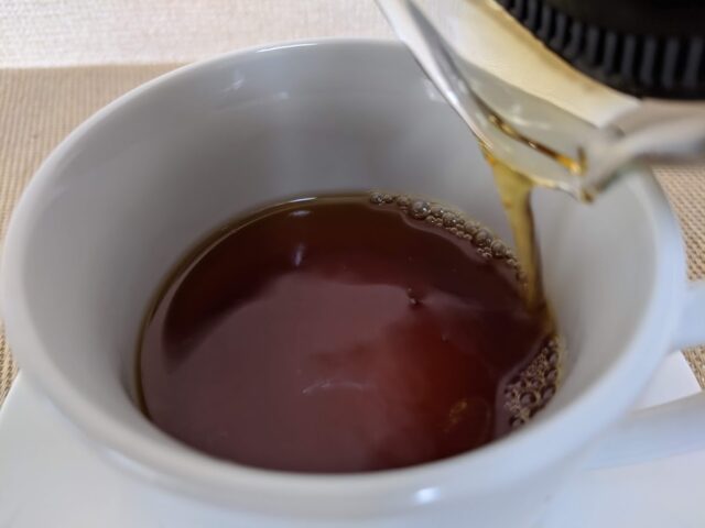コーヒー豆の博多ブレンドをドリップしたものをコーヒーカップにもう少しで注ぎ終わる写真