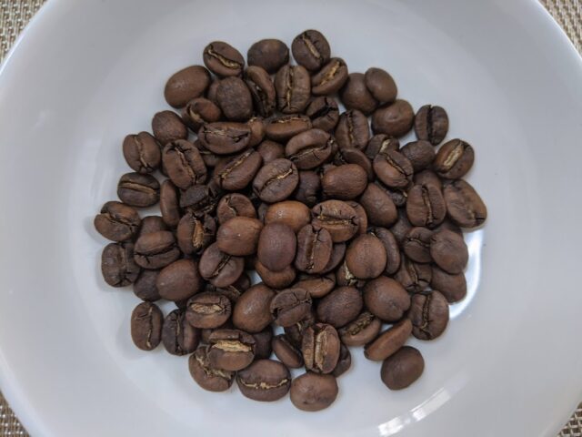 コーヒー専門店「REC COFFEE」のコーヒー豆の博多ブレンドをお皿に入れた写真