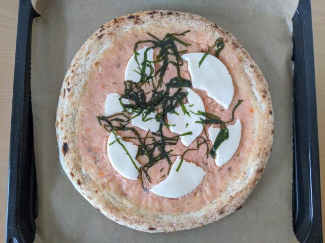 博多明太タラモと大葉の冷凍ピザをオーブンプレートに置いている写真