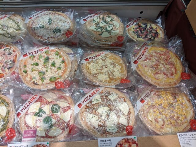 ピザ屋「ピザレボ博多阪急店」の冷凍ピザが並んでいる右側半分の写真