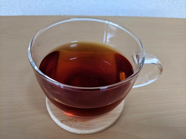 カップに和紅茶を注いだ状態の写真