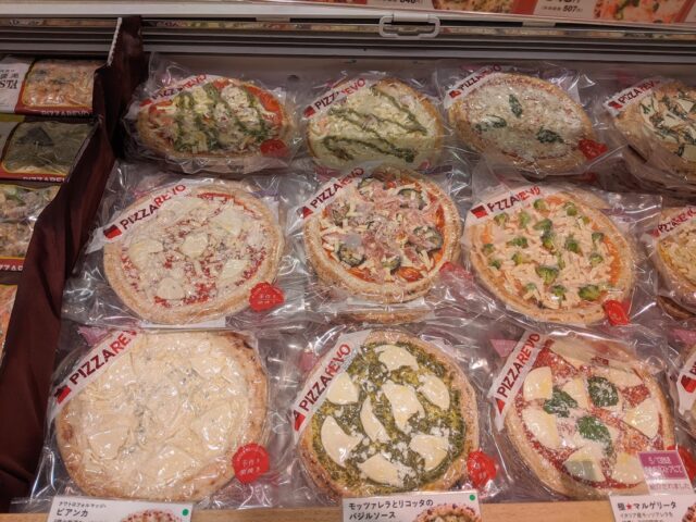 ピザ屋「ピザレボ博多阪急店」の冷凍ピザが並んでいる左側半分の写真