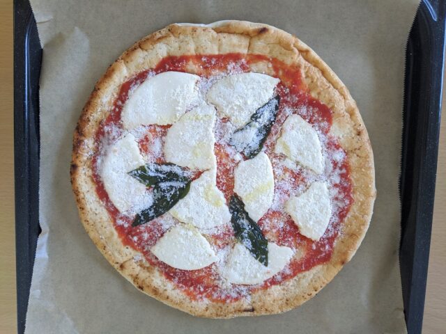 極・マルゲリータの冷凍ピザをオーブンプレートに置いている写真