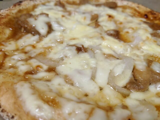 ピザ屋ピザレボの照り焼きチキンの冷凍ピザをオーブンで焼き上げてアツアツの状態を大きく写した写真
