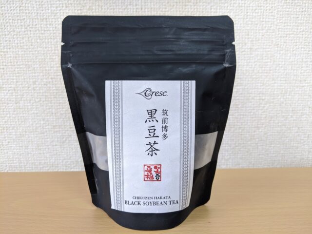 太宰府市の黒豆専門店大宰府焙煎堂の商品「黒豆茶」一袋をテーブルに置いている写真