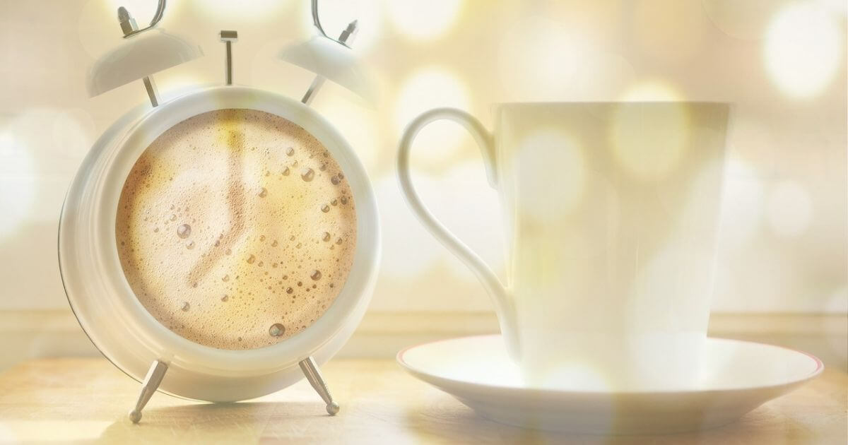 目覚まし時計とコーヒーカップの画像