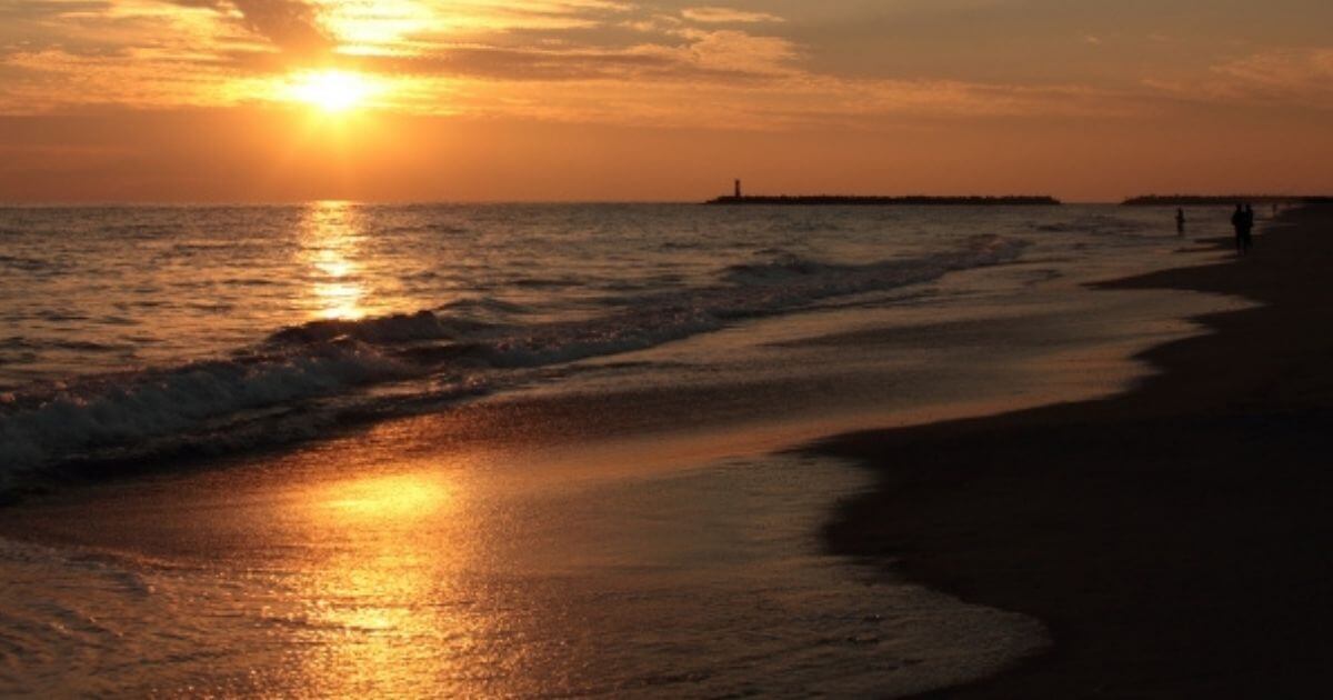 夕日の海辺の画像