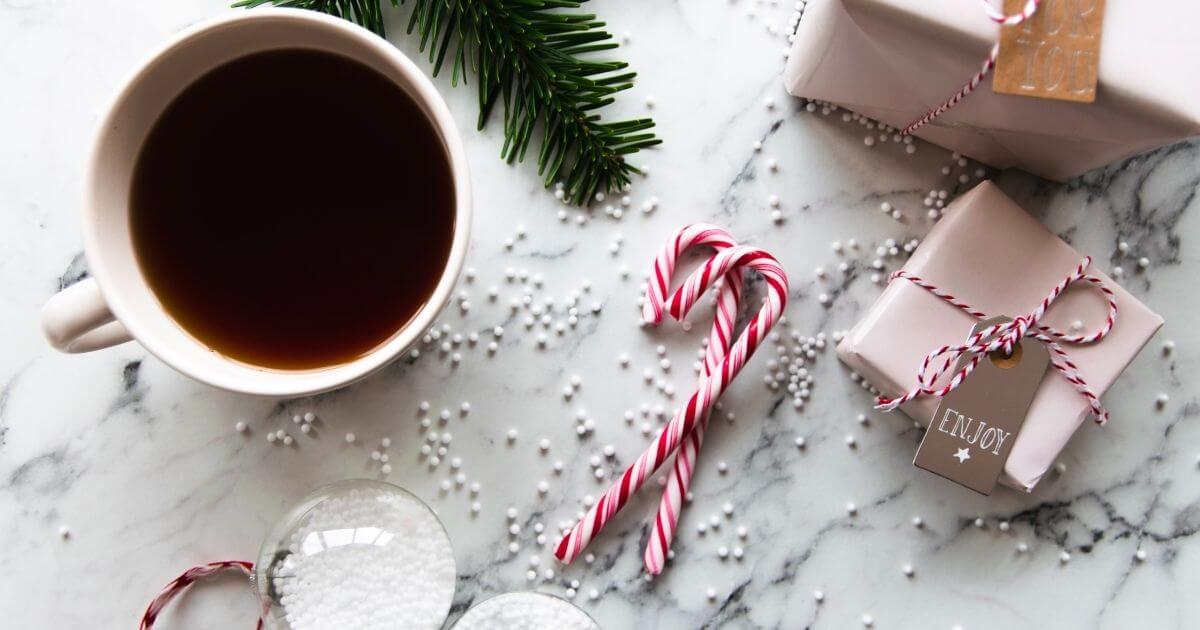 コーヒーが入ったコーヒーカップとクリスマスグッズの画像
