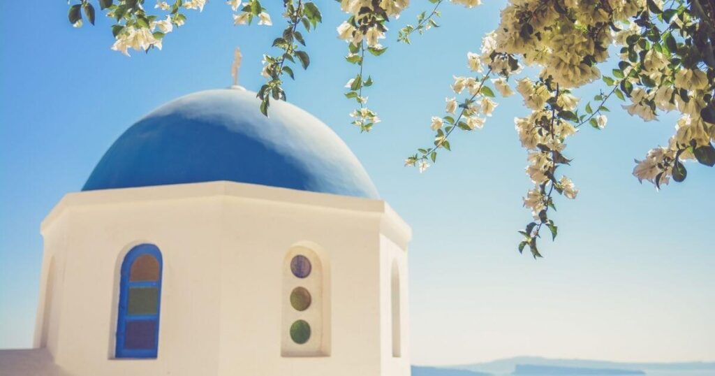 ギリシャの建物と白いお花の画像