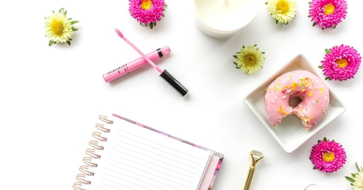 日記手帳とお花とピンクのドーナツの画像
