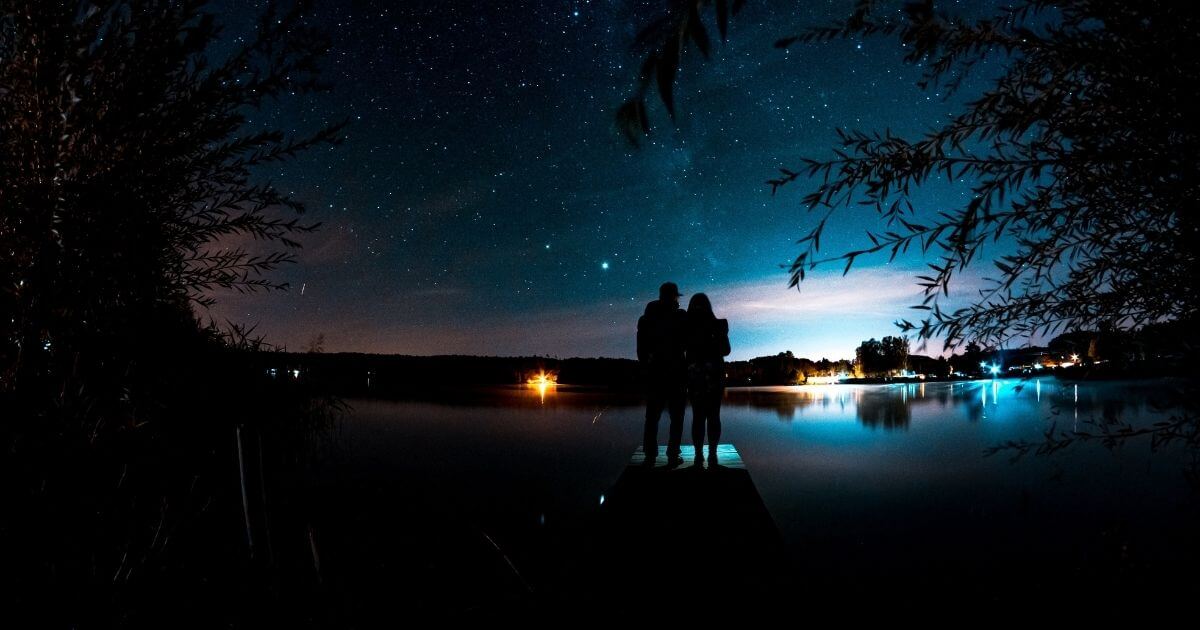 夜の薄暗い背景いカップルがいる画像