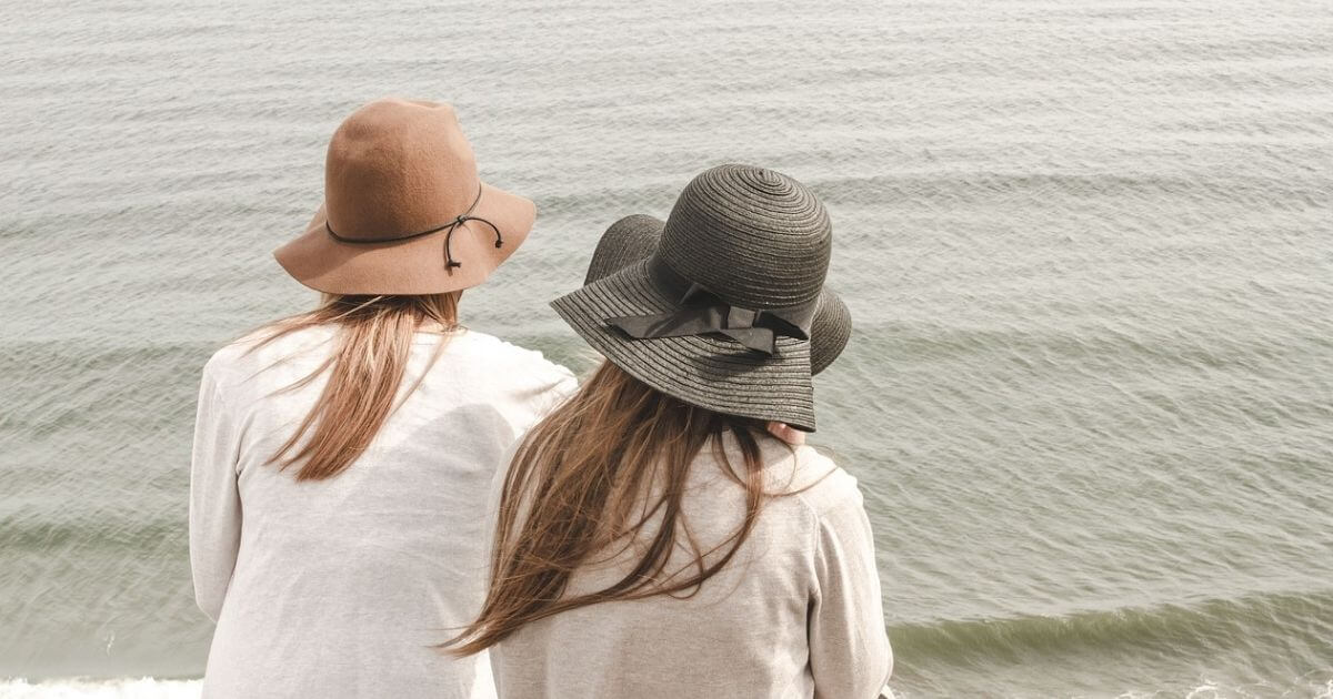 女性2人が海を眺めている画像