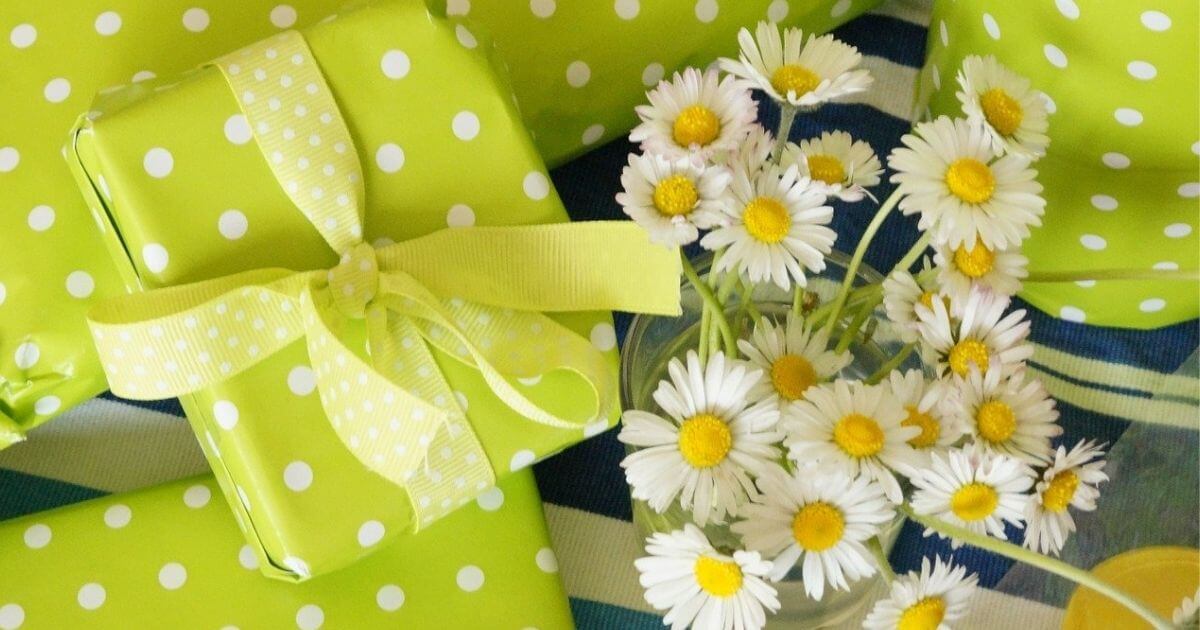 緑の水玉の紙包装と白いお花の画像