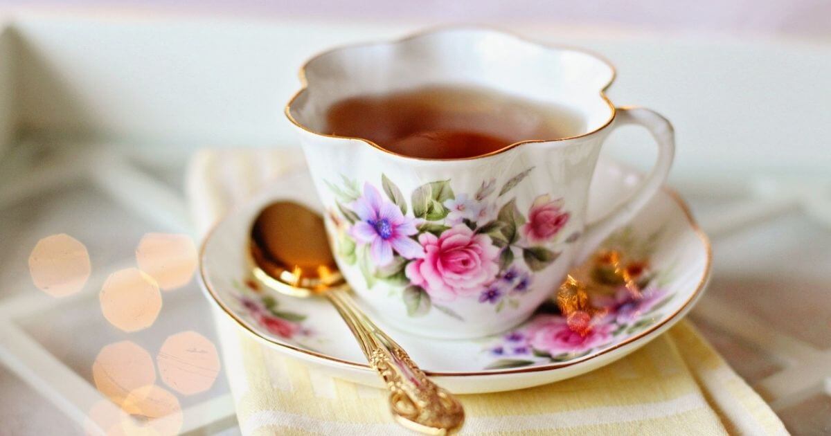 バラのカップに紅茶が入っている画像
