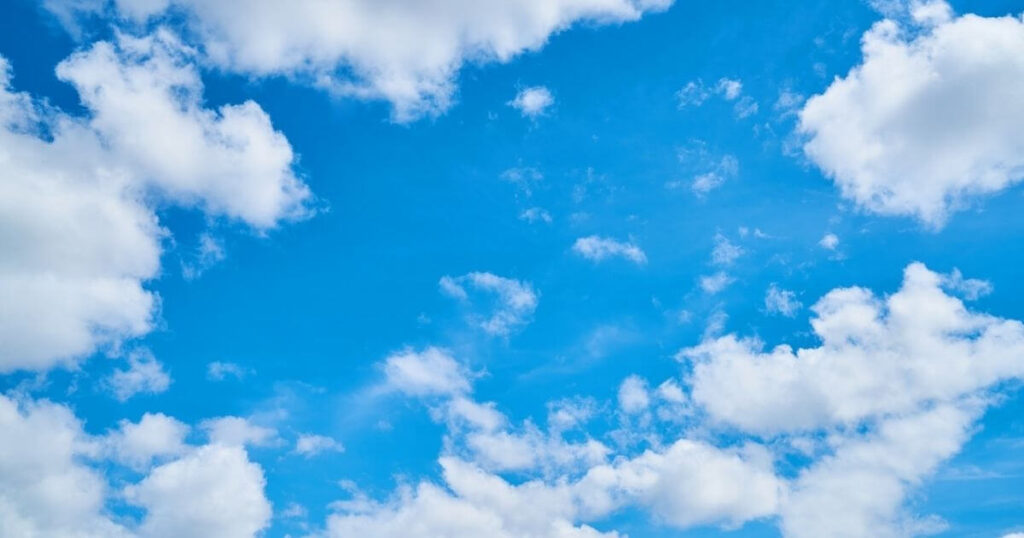 青い空と雲の画像