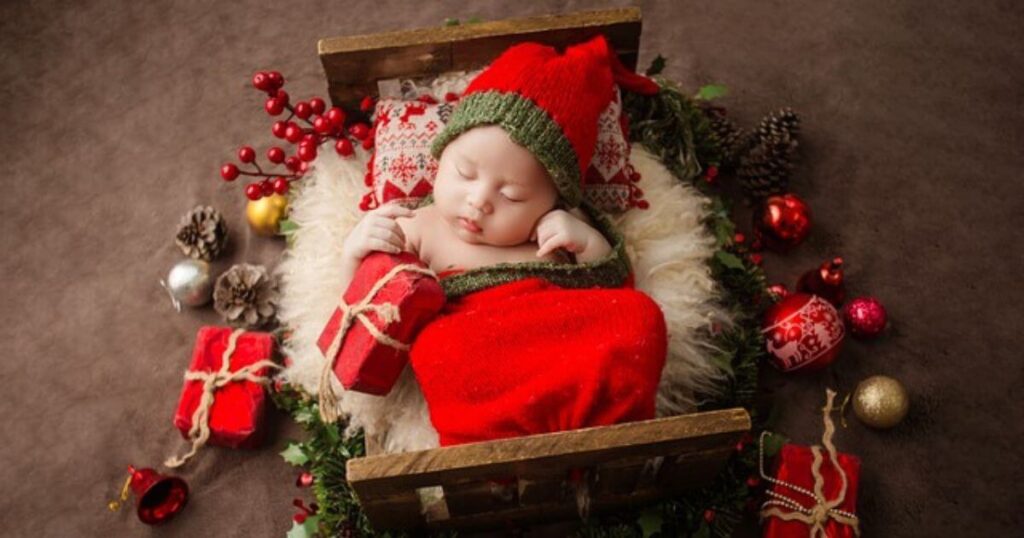 クリスマスに赤い洋服を着た赤ちゃんの画像